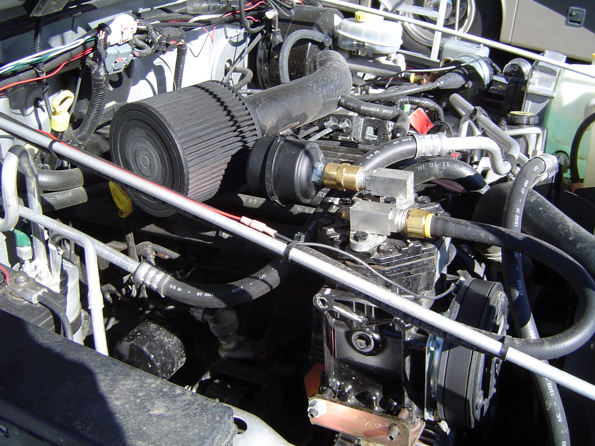 Воздушный фильтр элемент установлен на автомобиле Jeep
